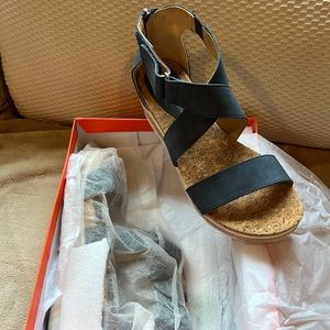 Adrienne Vittadini Sport size 9 blue sandals